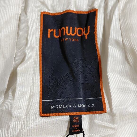 Runway - Picture 8 of 12